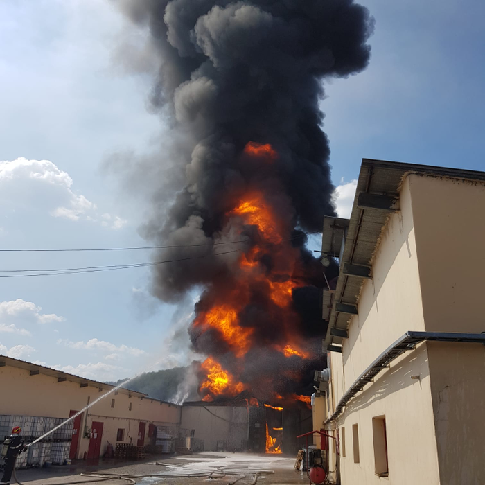 Incendiu puternic la o fabrică de vopsele din Mihăești-Vâlcea | FOTO + VIDEO