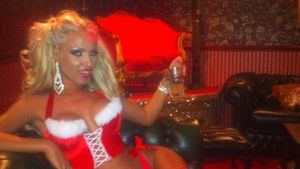 Nu a mai avut rabdare pana la Craciun! Cine este blonda asta siliconata care a probat cel mai sexy costum de craciunita?