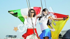 Tanara desemnata "Miss Sicilia" 2010, in comisia de votare din Catania. A pregatit stampilele pentru rezidentii romani