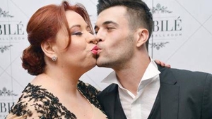 OANA ROMAN a dat petrecere de ziua ei şi a primit câteva cadouri care îl vor aduce pe MARIUS ELISEI pe culmile plăcerii: ”Nu mă uit!”