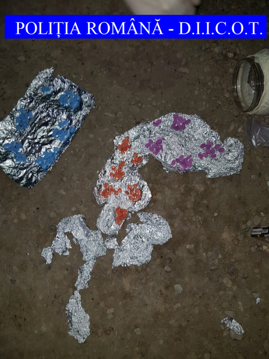 Captură de droguri de mare risc la Galați. Doi tineri, reținuți! Poliția a ridicat inclusiv bani în urma perchezițiilor