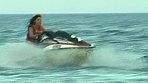 VIDEO Adelina Pestritu a facut valuri la mare! S-a dat cu ski jetul desi ii e frica de apa