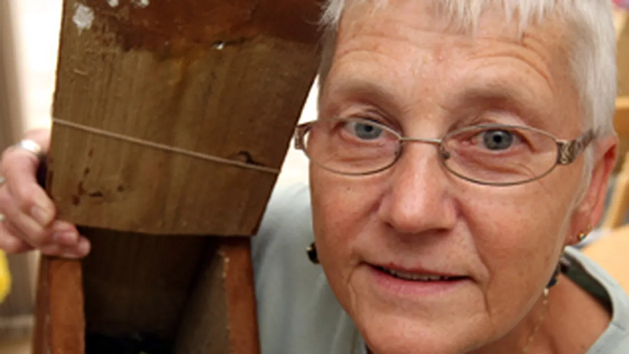 Isi petrece 20 de minute pe zi hranind 6 pui de pitigoi