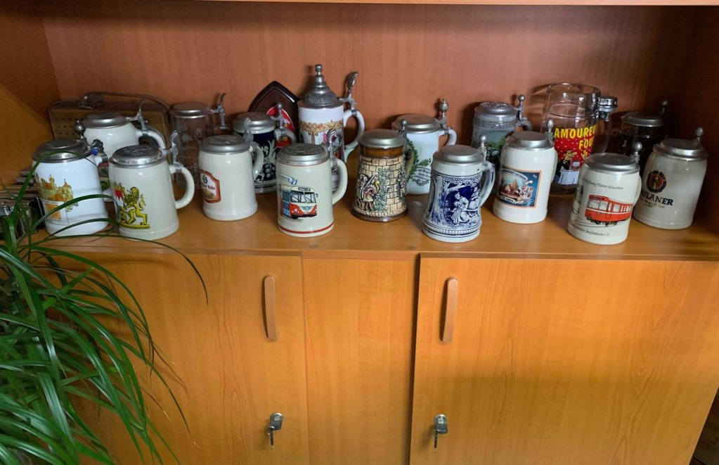 Directorul colecționează și halbe, dar nu atât de multe ca lingurițele