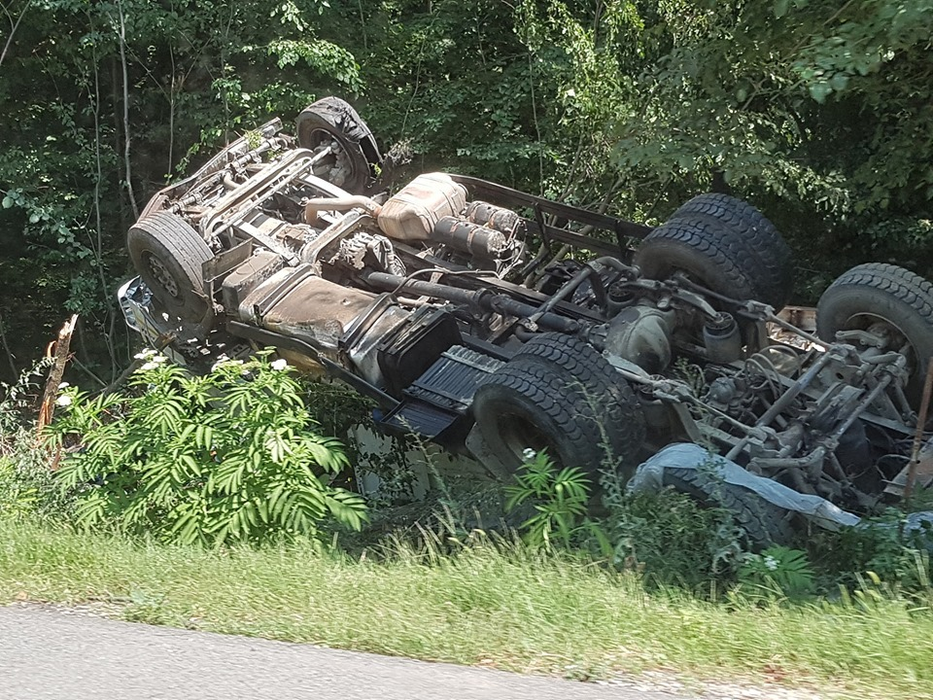 Camionul s-a răsturnat în afara părții carosabile
