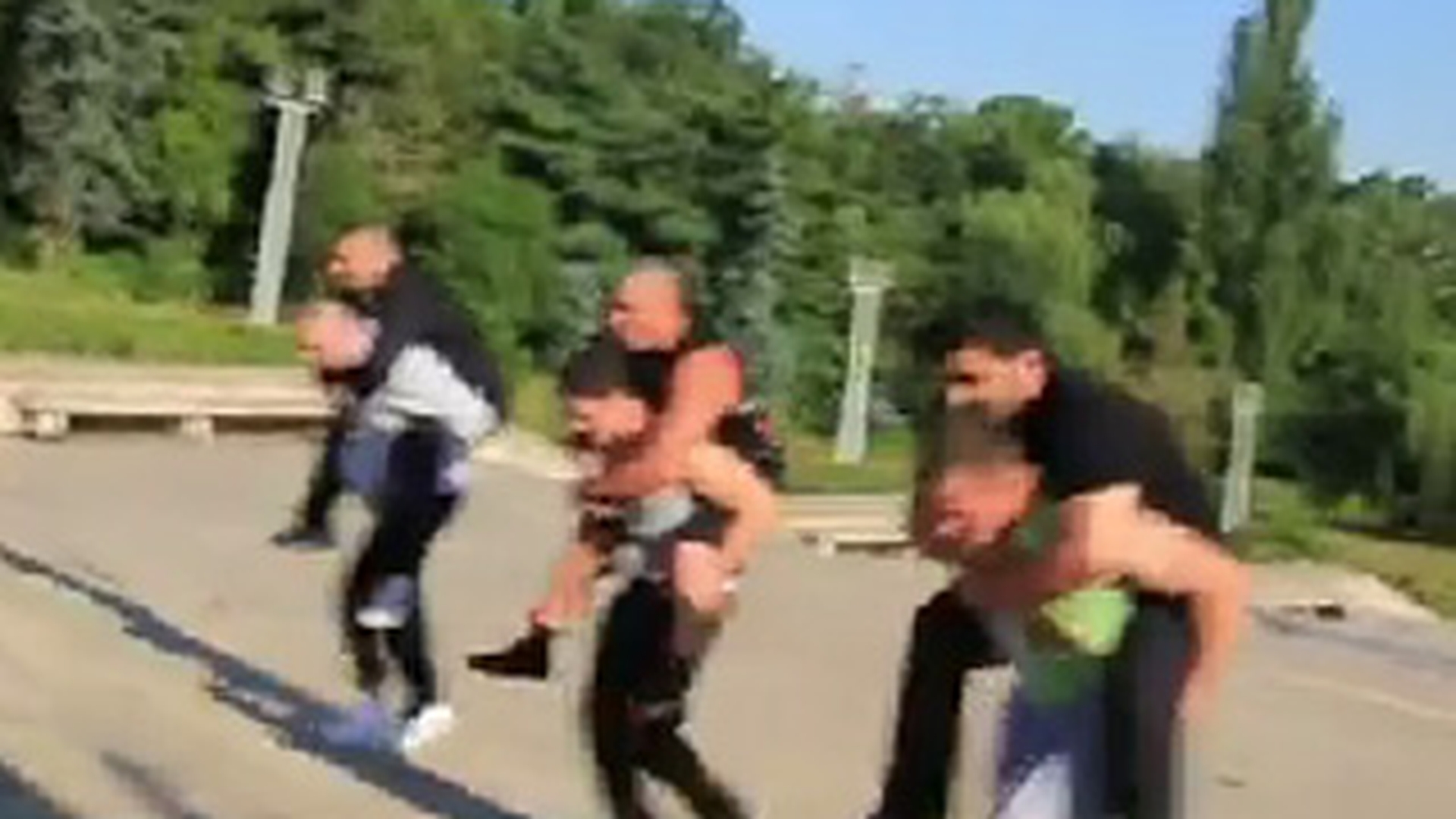 Cum traiesc baietii rai de Bucuresti?! Vin cu masini de sute de mii de euro in parcul Carol ca sa faca fitness - Vezi cum se antreneaza pe trepte si in zona de joaca pentru copii!
