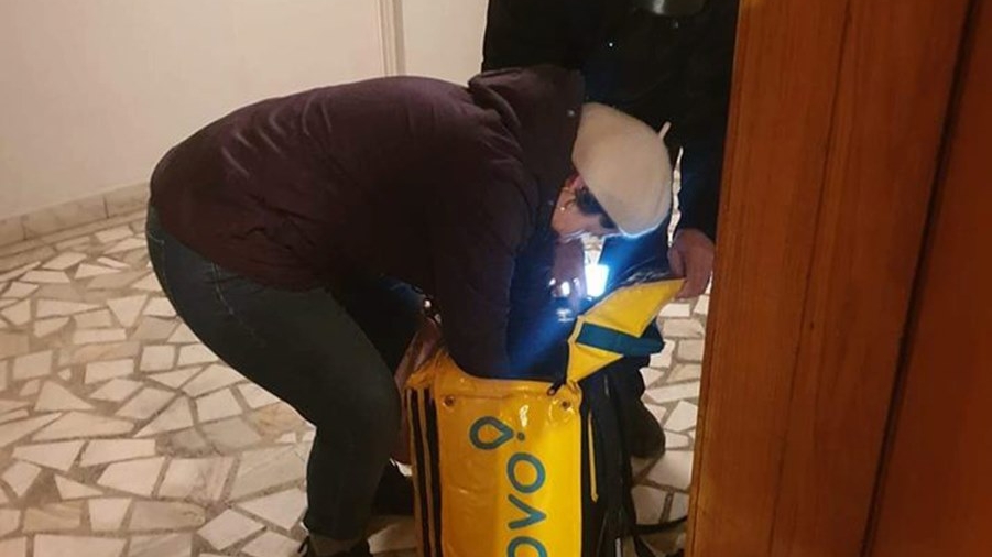 Ce a pățit Raluca din Iași după ce a comandat mâncare pe internet. Când a deschis ușa, a rămas fără cuvinte