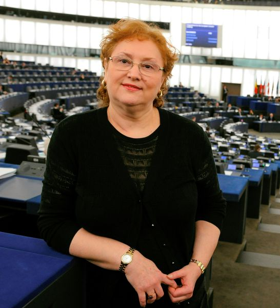 Renate Weber: "Pentru mine, ideea de a trece cu bine prin astfel de încercări e strâns legată de a fi acasă”