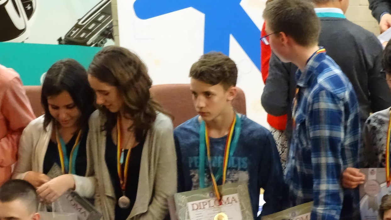 Alin Sava (centru), la Olimpiada națională de informatică de la Sibiu, din 2017, alături de colegii săi