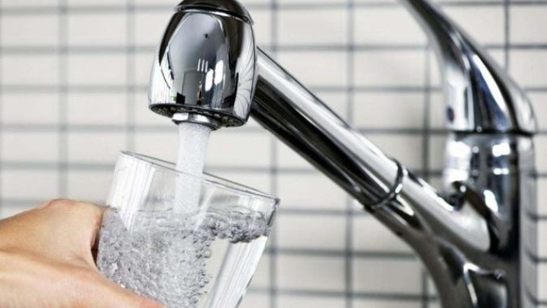 Situație incredibilă într-o comună din județul Prahova! Localnicii consumă de mai bine de o săptămână apă contaminată cu arsen