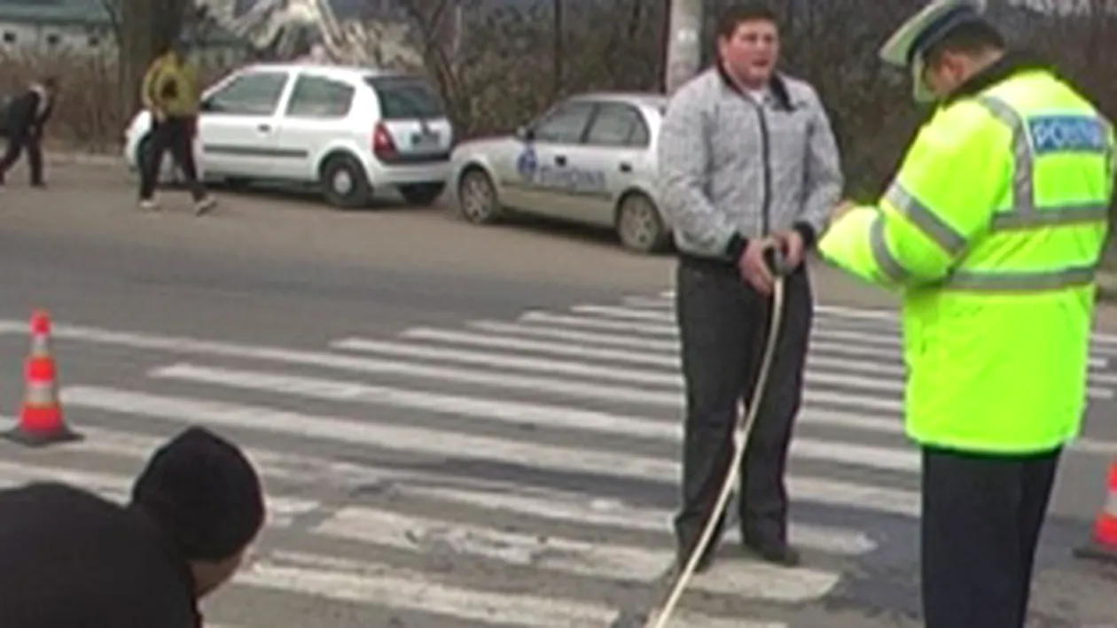 Un taxi a lovit trei persoane pe o trecere de pietoni din Drobeta Turnu Severin