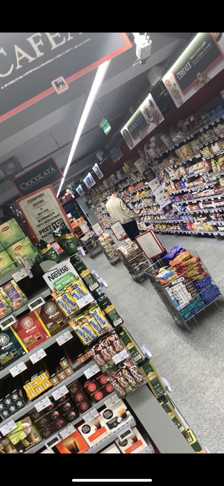 Florin Salam s-a ocupat de cumpărăturile ocazionale, chiar de la market-ul din colțul blocului în care locuiește