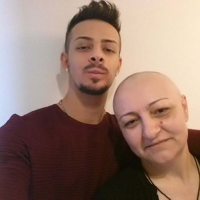 Bogdan, alături de mama sa/ Sursa foto: Facebook