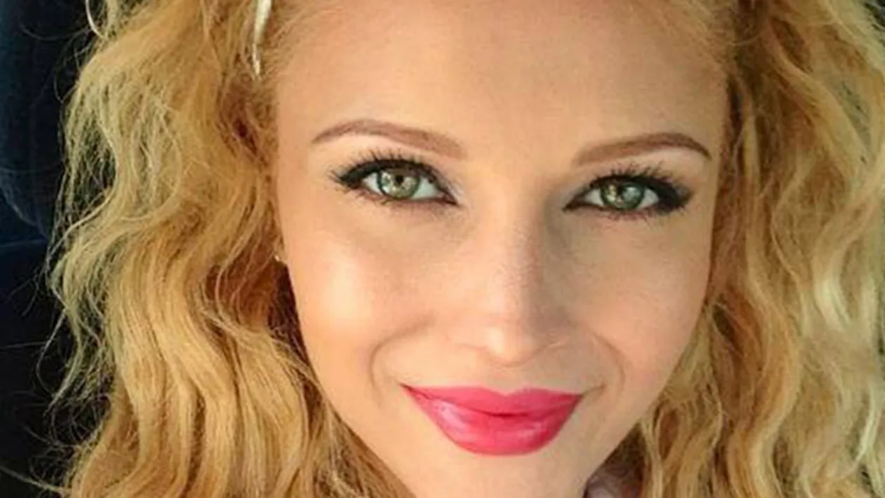 Lora si-a revenit si a postat o fotografie de pe patul de spital! Cum a vegheat-o sotul ei in momentele cele mai grele: