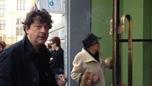 Ducu Darie si-a golit buzunarele pentru inmormantarea tatalui! A platit cu 7.000 de euro cinci preoti si o firma de pompe funebre
