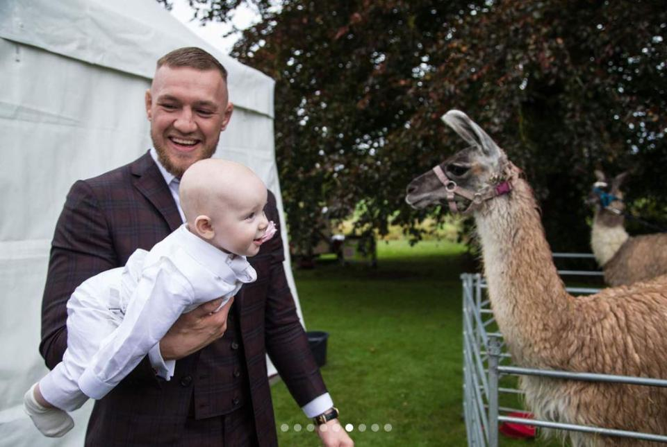 Luptătorul Conor McGregor şi-a creştinat fiul! Imaginile de la botezul micuţului sunt de poveste şi au lăsat pe toată lumea cu gura căscată