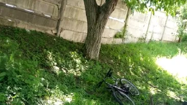 O clipă de neatenție i-a adus moartea! Un bărbat a decedat după ce s-a izbit cu bicicleta de un copac