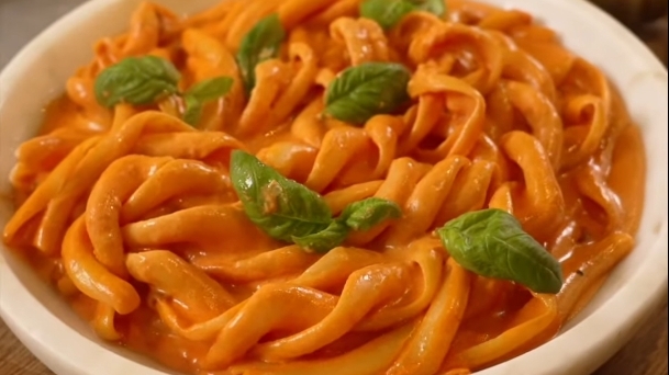 Pasta Queen îți spune adevărul: Penne alla Vodka, sosul roz născut din disco, controverse și un strop de vodkă
