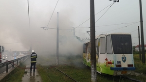 Incident bizar în Craiova! Un tramvai a luat foc după ce a fost lovit de fulger