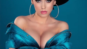 Misha devine tot mai provocatoare! Blondina a pozat goală, într-un cardigan transparent