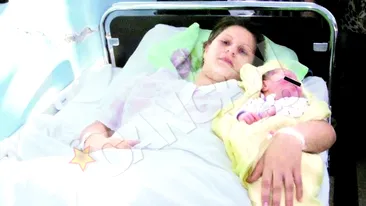 Alexandra a nascut o fetita de nota zece. Nu vrea sa pastreze copilul facut cu colegul de clasa