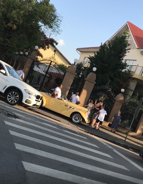 Odată ajunşi la palatul din Bucureştii Noi, Stemabil şi "coloana" şi-au parcat maşinile ca la expoziţie