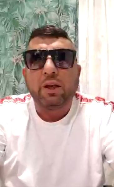 Mircea Nebunu, în timpul live-ului în care-l face praf pe Mircea Nebunu