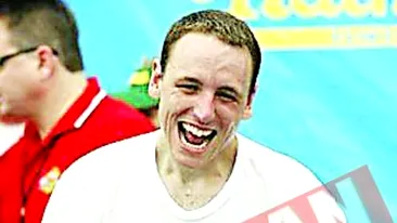 A mancat 59 de hotdogi in zece minute