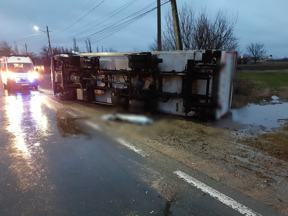 UPDATE. Accident cumplit în Dâmbovița! Doi oameni au murit, după ce au fost spulberați de un TIR, care s-a răsturnat