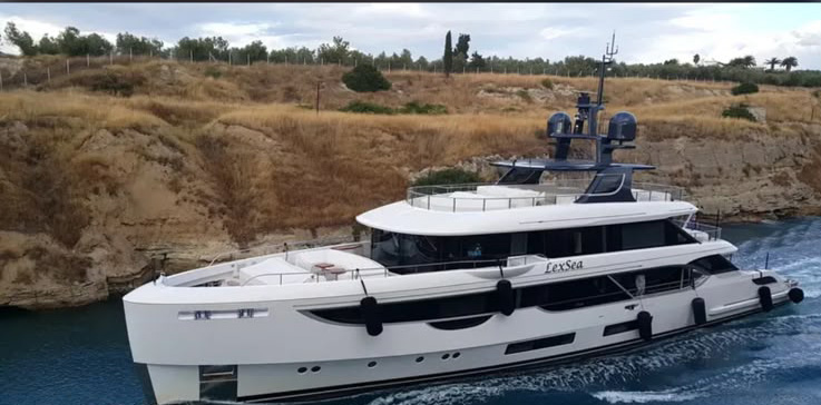 Manelista Roxana, regină pe yachtul milionarului TINMAR care a dus-o acasă cu avion privat!
