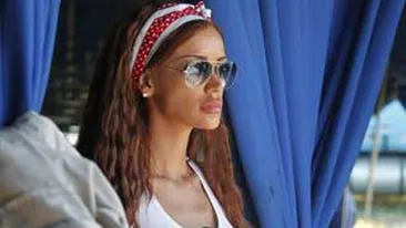 Bianca Dragusanu a ramas suspendata de un candelabru la Serviti, va rog! Vezi cum a fost posibil!