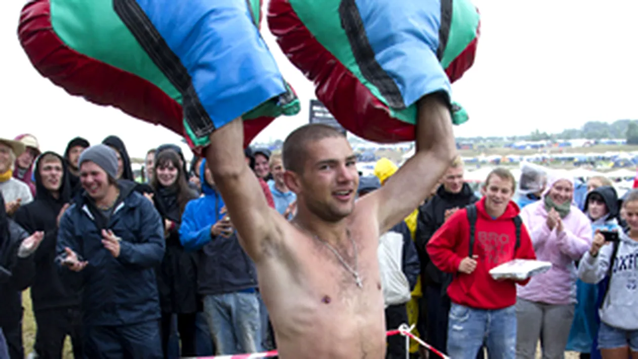 Box in pielea goala la un festival din Danemarca