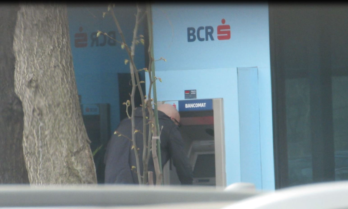 Bendeac scoate banii din bancomat