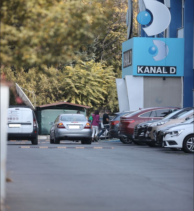 Denise Rifai a ajuns la Kanal D, a parcat și a intrat în clădire (Foto: CANCAN.RO)