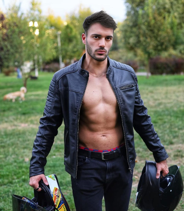 Radu a dat uniforma pe lumina reflectoarelor. (SURSA: INSTAGRAM.COM)