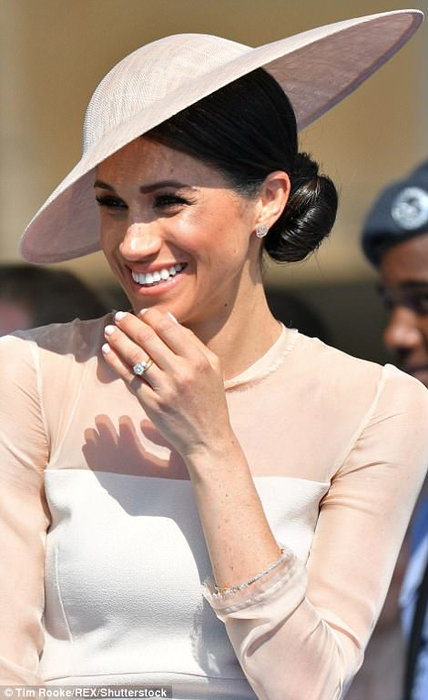 Pe Meghan a pufnit-o râsul la aniversarea Prințului Charles! Motivul este legat de soțul ei, Harry! Ce a pățit acesta în timpul discursului FOTO