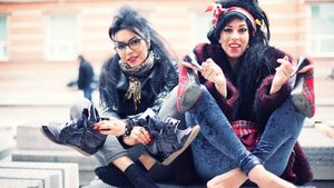 DJ Wanda a socat Amsterdamul alaturi de sosia lui Amy Winehouse! Fetele au facut iures pe strazile orasului! Super-imagini!