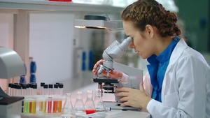 Apar mutații genetice?! Cum modifică noul coronavirus genele și ADN-ul uman
