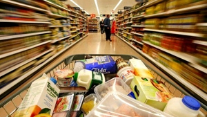 Vești proaste pentru români! Se scumpesc multe dintre alimente. Care sunt produsele pentru care trebuie să scoți mai mulți bani din buzunar