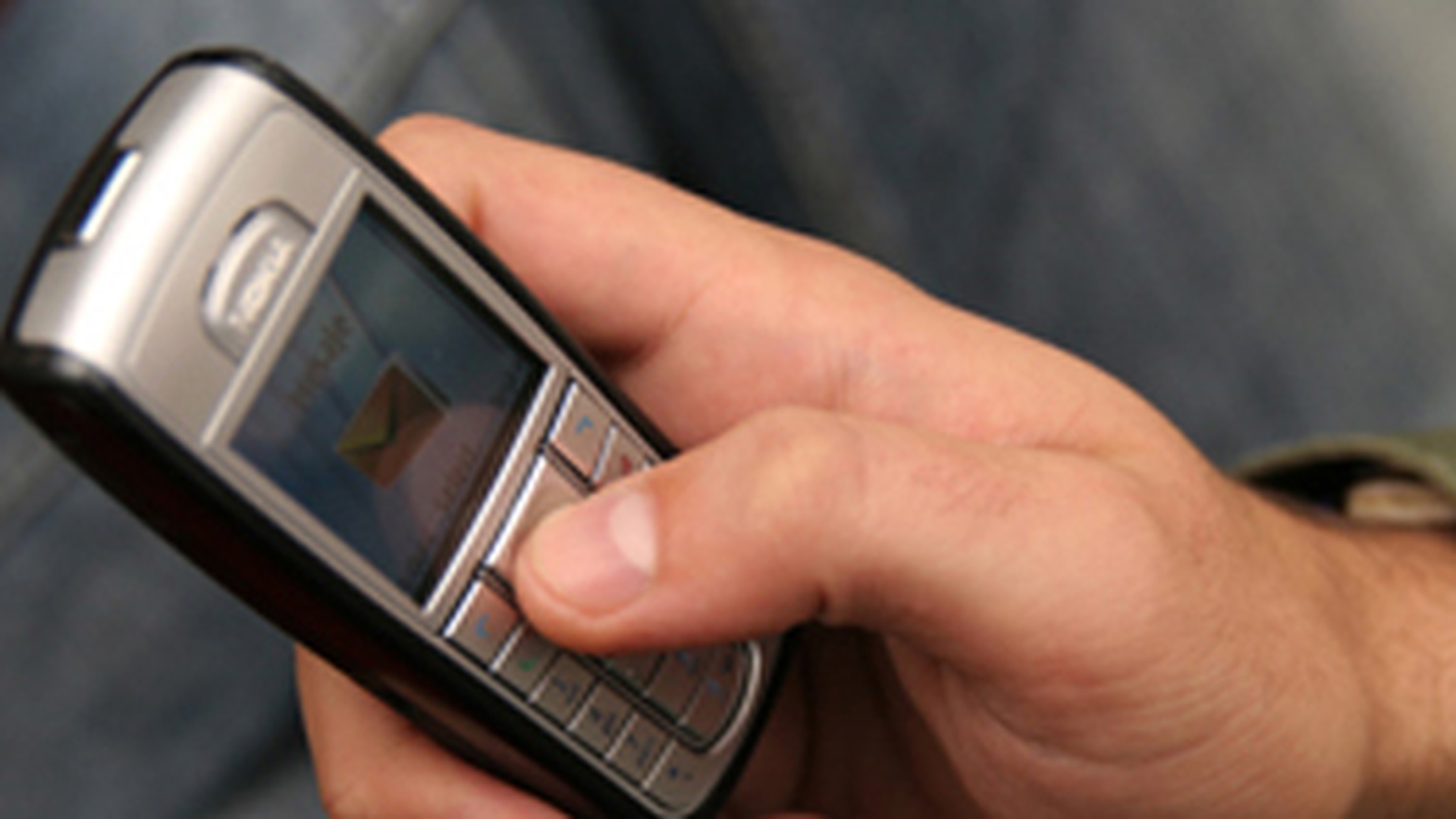 Linie directa cu exteriorul. Mii de telefoane mobile au fost introduse in puscariile din Romania