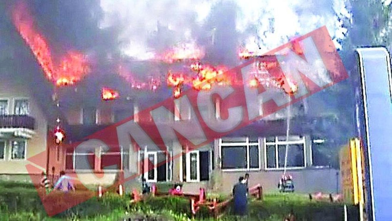Zeci de turisti, scosi in pijamale din cabana cuprinsa de flacari