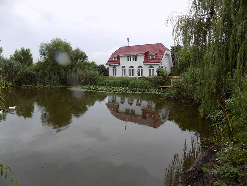 Casa lui Ogică este situată pe malul unui lac
