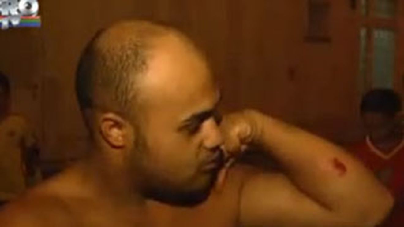 Smecher de Ferentari! Uite cum povesteste o bataie: "Ei mi-au dat cu bata in antebrat, dar io m-am chinuit foarte mult sa fac antebratu asta!"