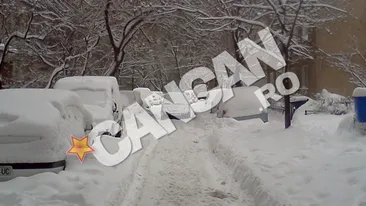 Un sofer si-a abandonat masina in mijlocul drumului, nepasandu-i ca a blocat accesul tuturor masinilor!