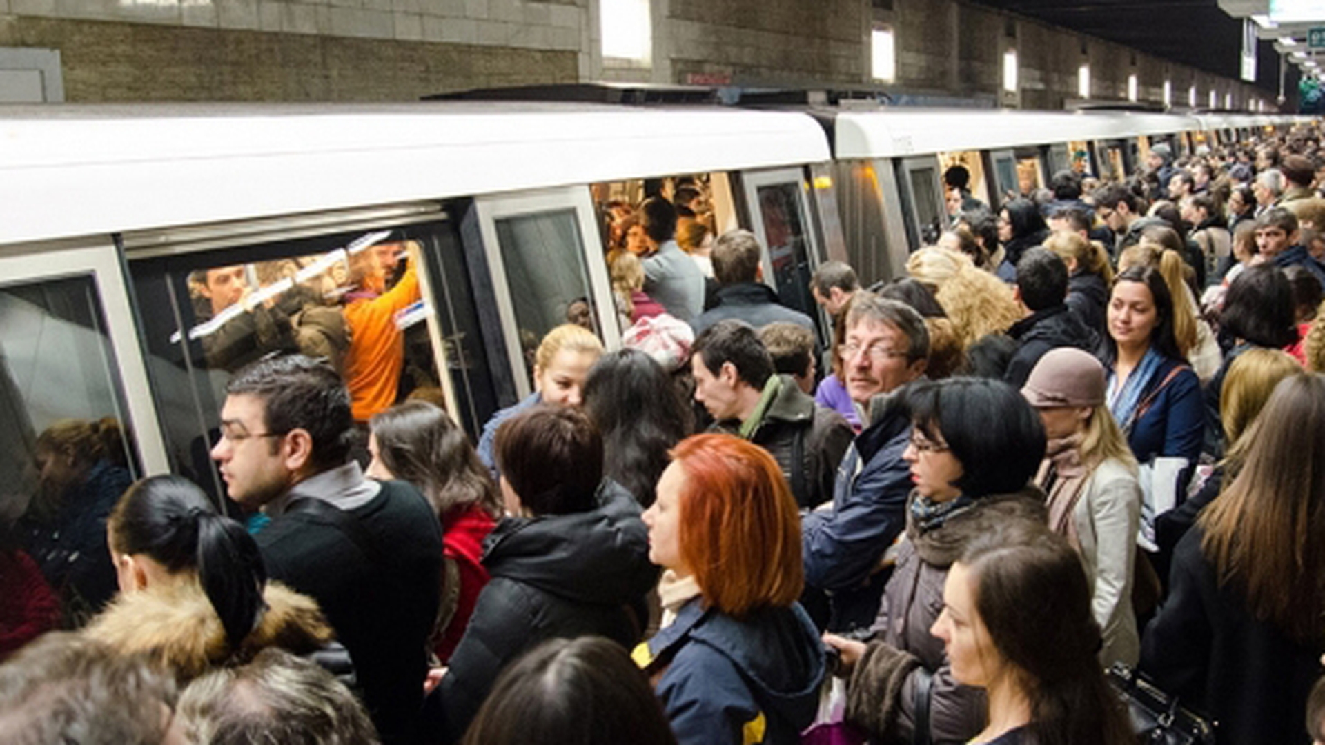 Trafic blocat la statia de metrou Lujerului! Ce s-a întâmplat