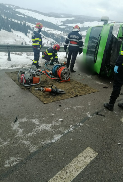 Accident grav în Suceava! Un microbuz cu pasageri s-a răsturnat, iar două persoane au murit