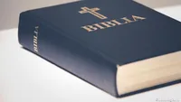 A abuzat o fată de 11 ani, a ajuns la pușcărie, apoi … Ce urmează este incredibil! Biblia pe care o …