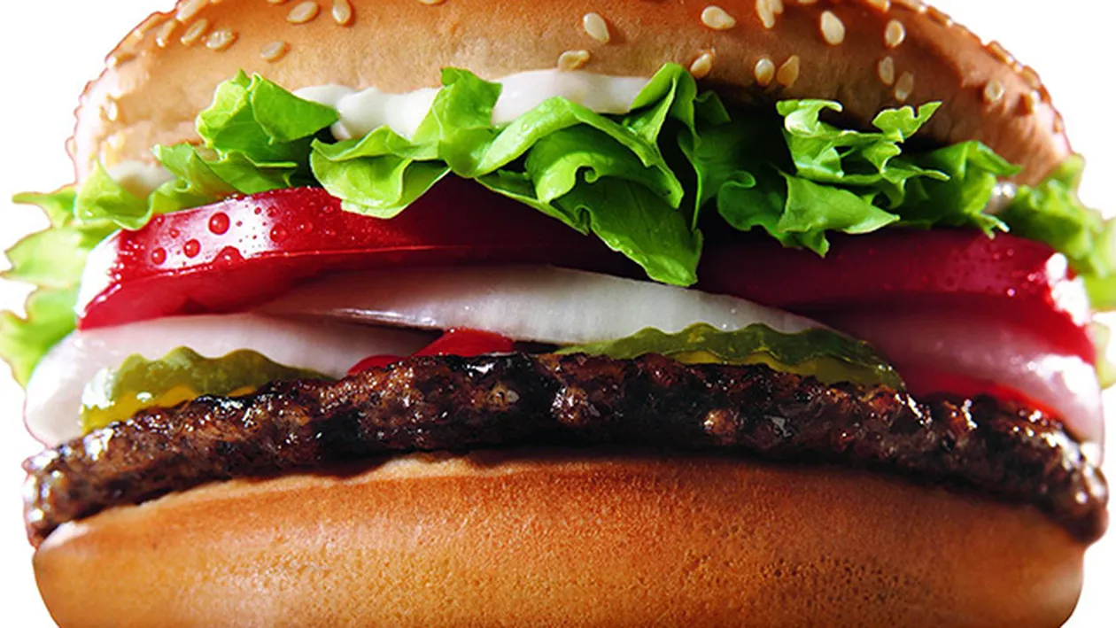 Acest bărbat a mâncat 12.000 de burgeri în ultimii 30 de ani! Nu o să-ţi vină să crezi cum arată! Oamenii sunt ŞOCAŢI