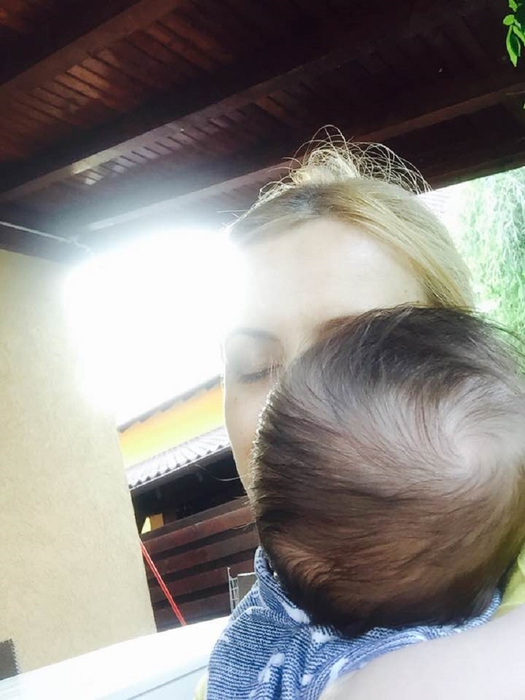 Simona Gherghe şi-a sensibilizat prietenii virtuali. „O pup, o miros…”
