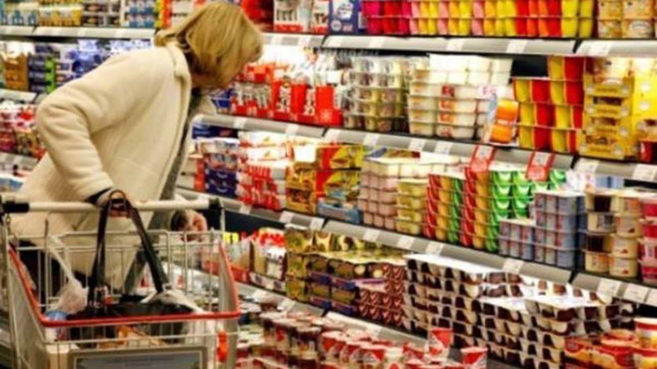 Scandal la un centru comercial din Lugoj! Oamenii s-au grăbit să cumpere produse la preţuri reduse, dar au plătit preţul întreg
